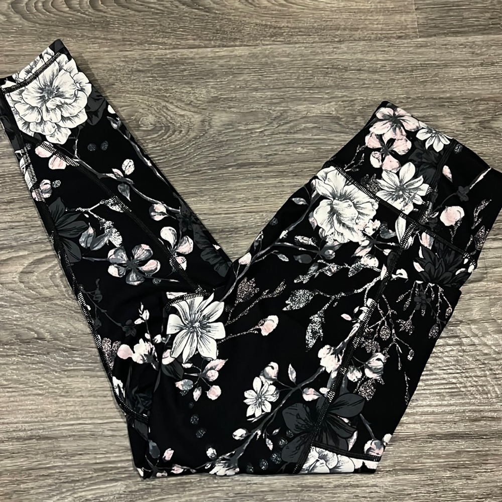 VS Incredible Essential Leggings